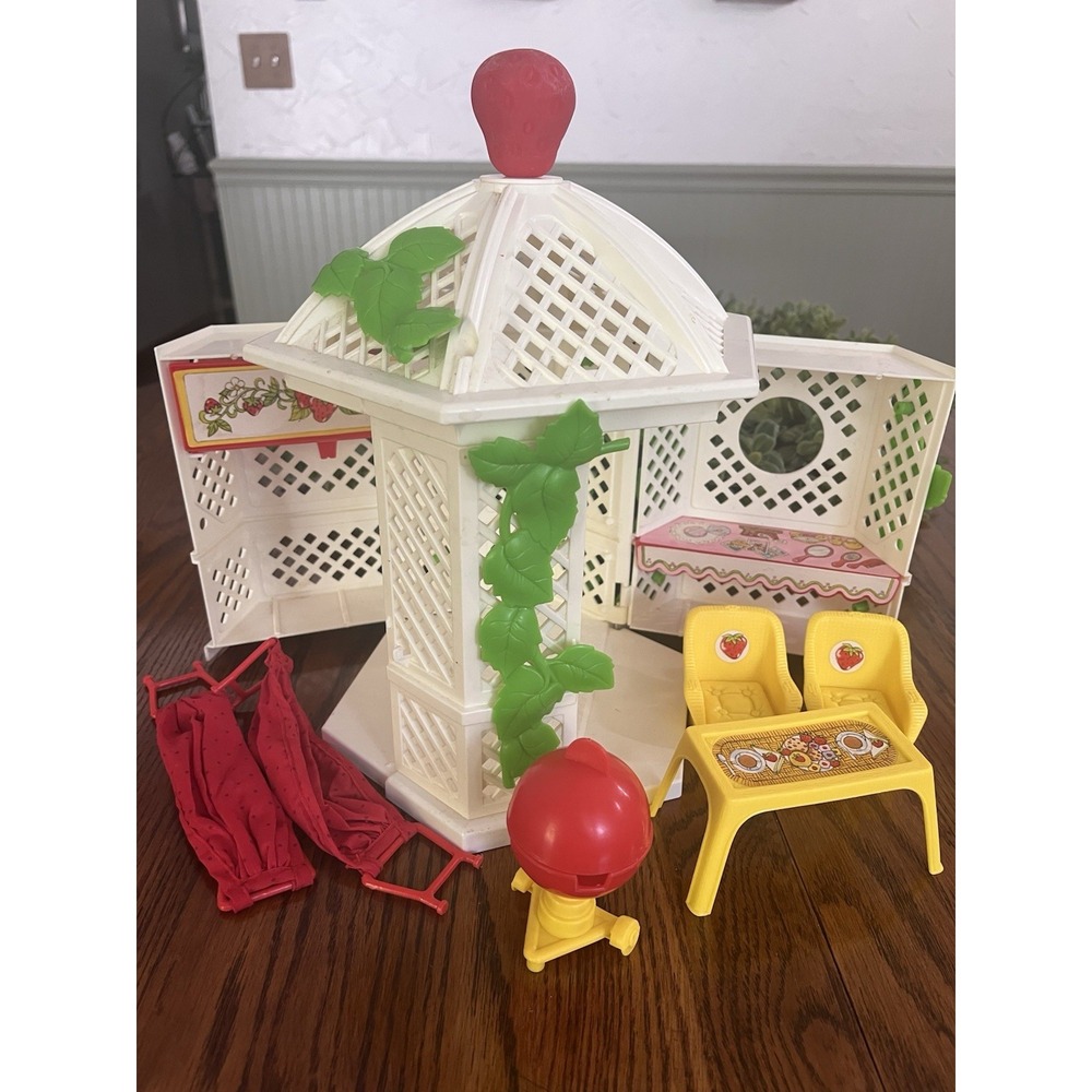 Strawberry Shortcake Garden House Gazebo 1981 Table Chairs Accessories Vintage